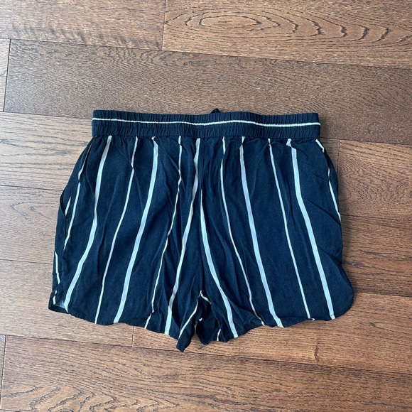 Vero Moda Shorts - Picture 2 of 2